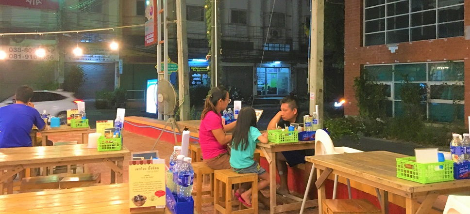タイ　ラヨーンの鍋料理店　子供連れも多い